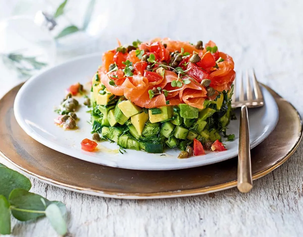 Tartaar van komkommer, gerookte zalm en avocado