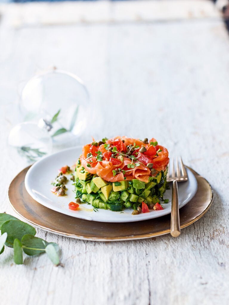 Tartaar van komkommer, gerookte zalm en avocado