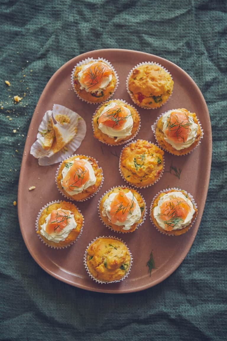 Muffins met gerookte zalm en dille