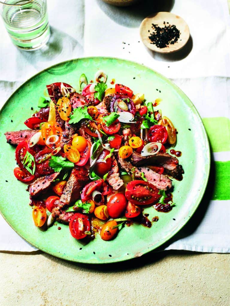 Salade van dichtgeschroeide biefstuk en tomaten