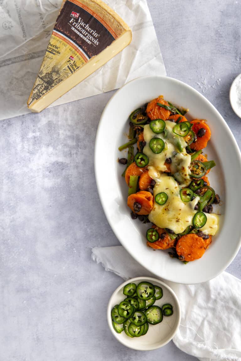 Spicy zoete aardappels met zwarte bonen en raclette van Vacherin Fribourgeois AOP