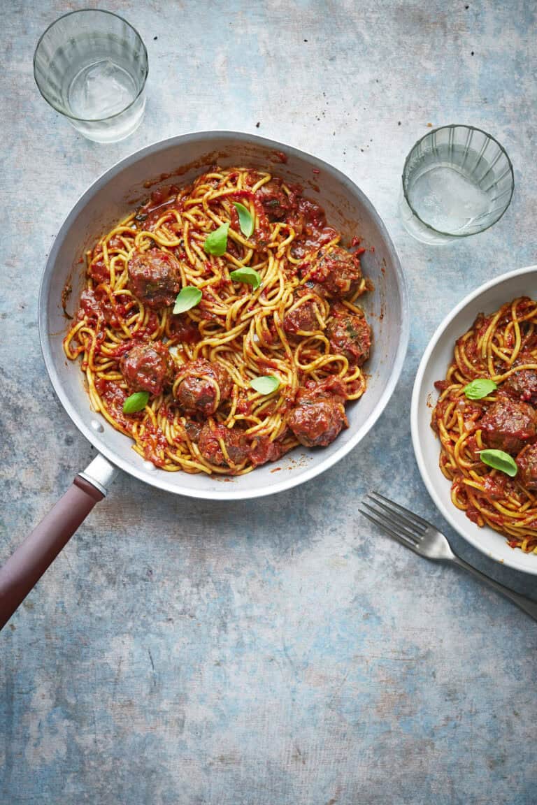 Spaghetti met balletjes uit één pan