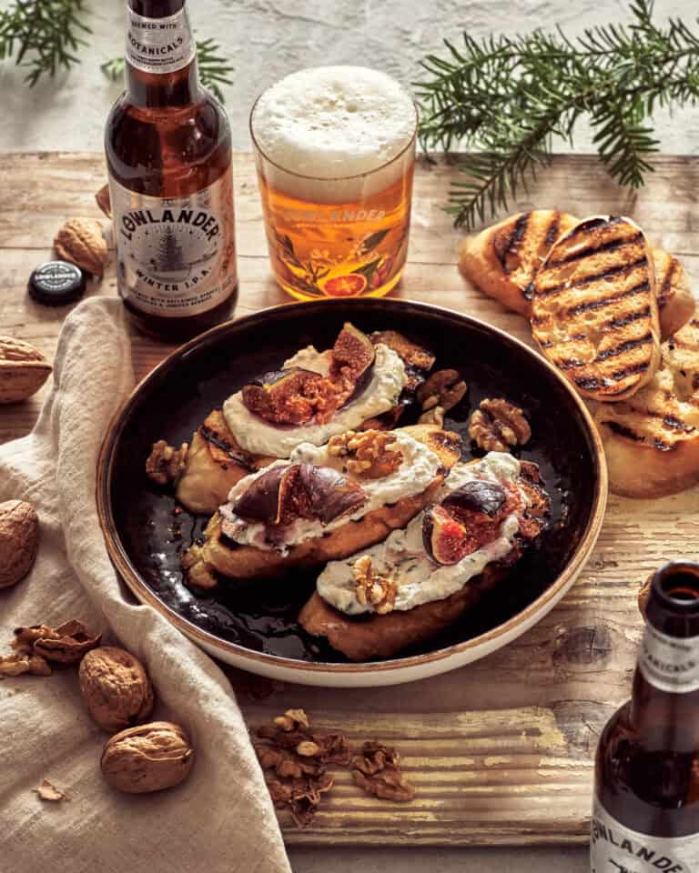 Crostini met sparrennaalden-ricotta en geroosterde vijgen