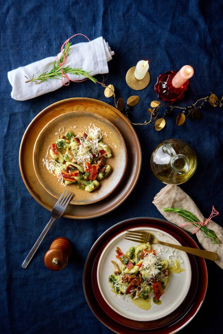 Gnocchi met spinaziepesto, paddenstoelen en spek