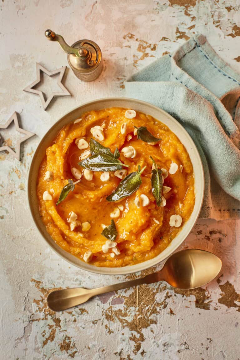 Pompoenpuree met salie en hazelnoten