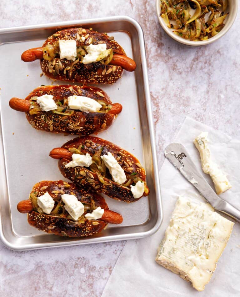 Hotdogs met Gorgonzola en gekaramelliseerde uien