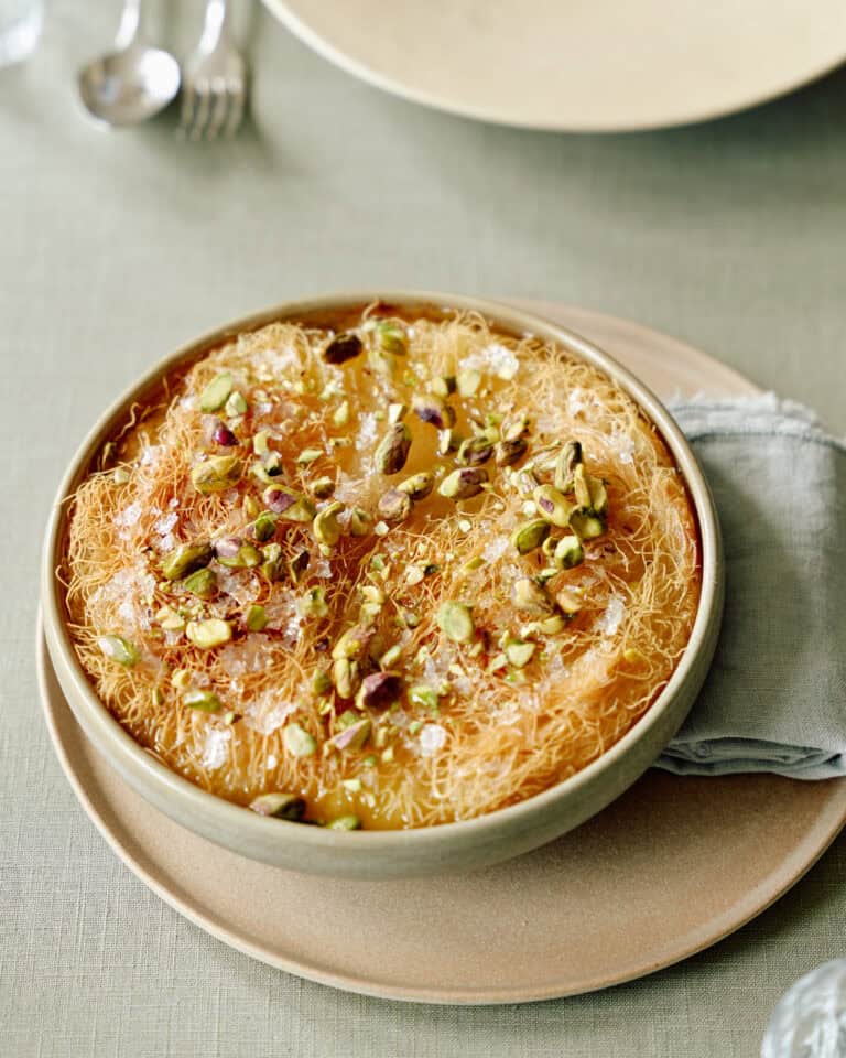 Knafeh met pistache, citroenrasp en poedersuiker
