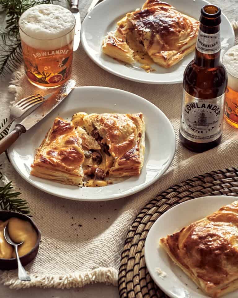 Knolselderijsteak Wellington met sparrennaalden-hollandaisesaus