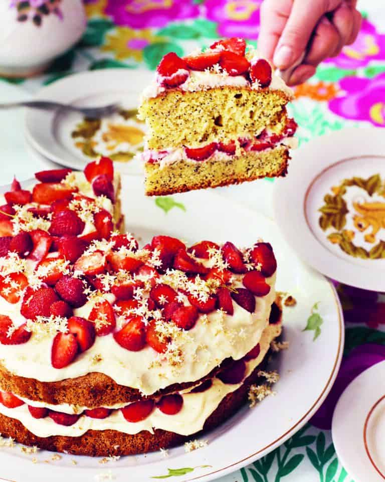 Maanzaadcake met vlierbloesem en aardbeien