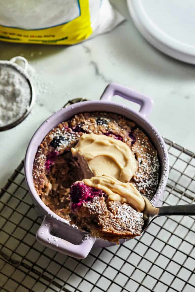 Baked oatmeal cheesecake met bosvruchten