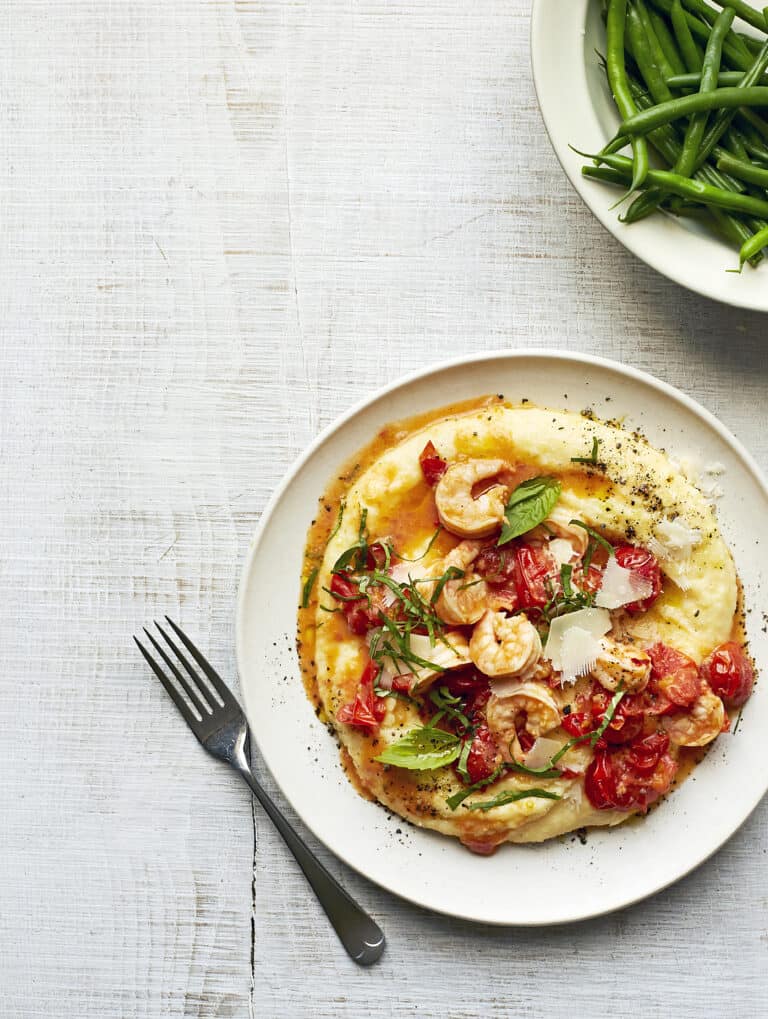 Polenta met spicy knoflookgarnalen in cherrytomatensaus