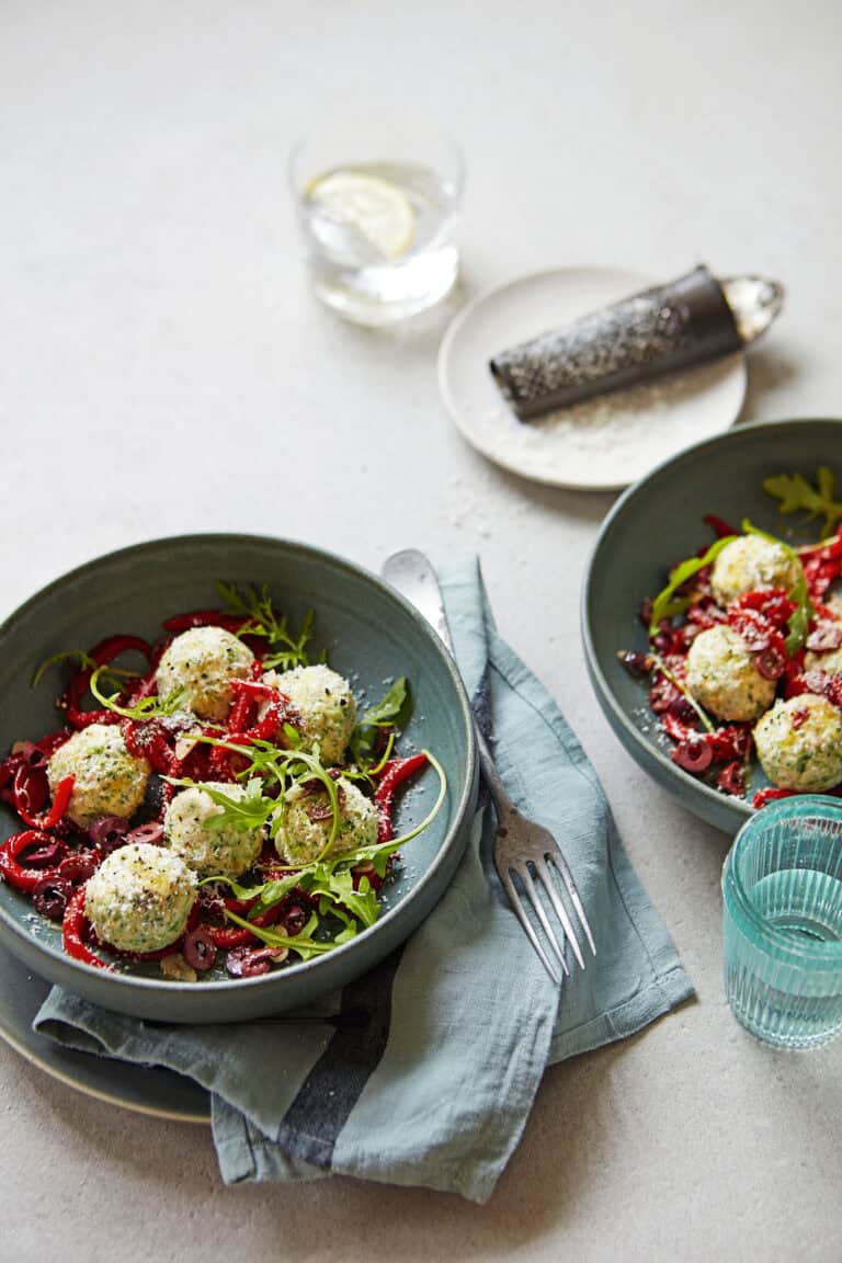 Gnudi (ricottaballetjes) met broccoli en geroosterde paprika