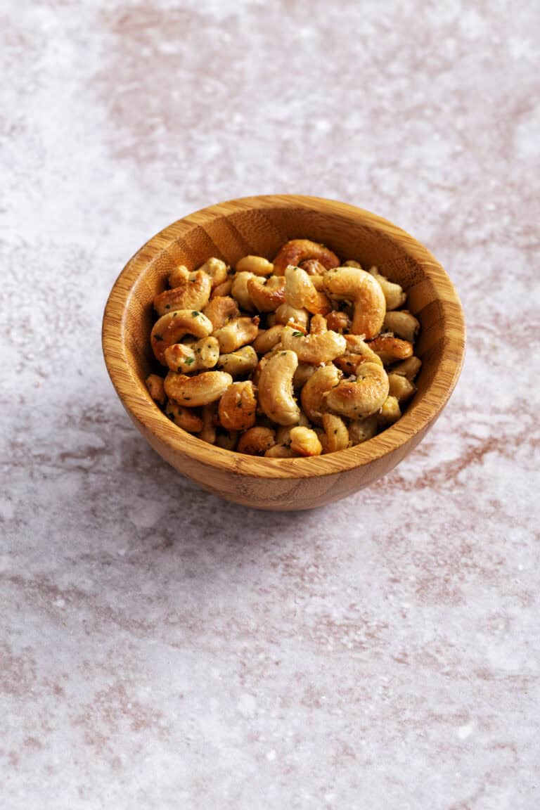 Geroosterde cashews met citroen, tijm en gerookt zout