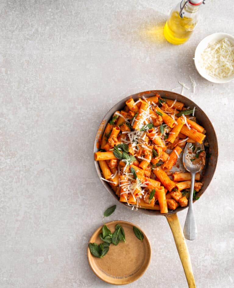 Rigatoni met worst, salie en pecorino