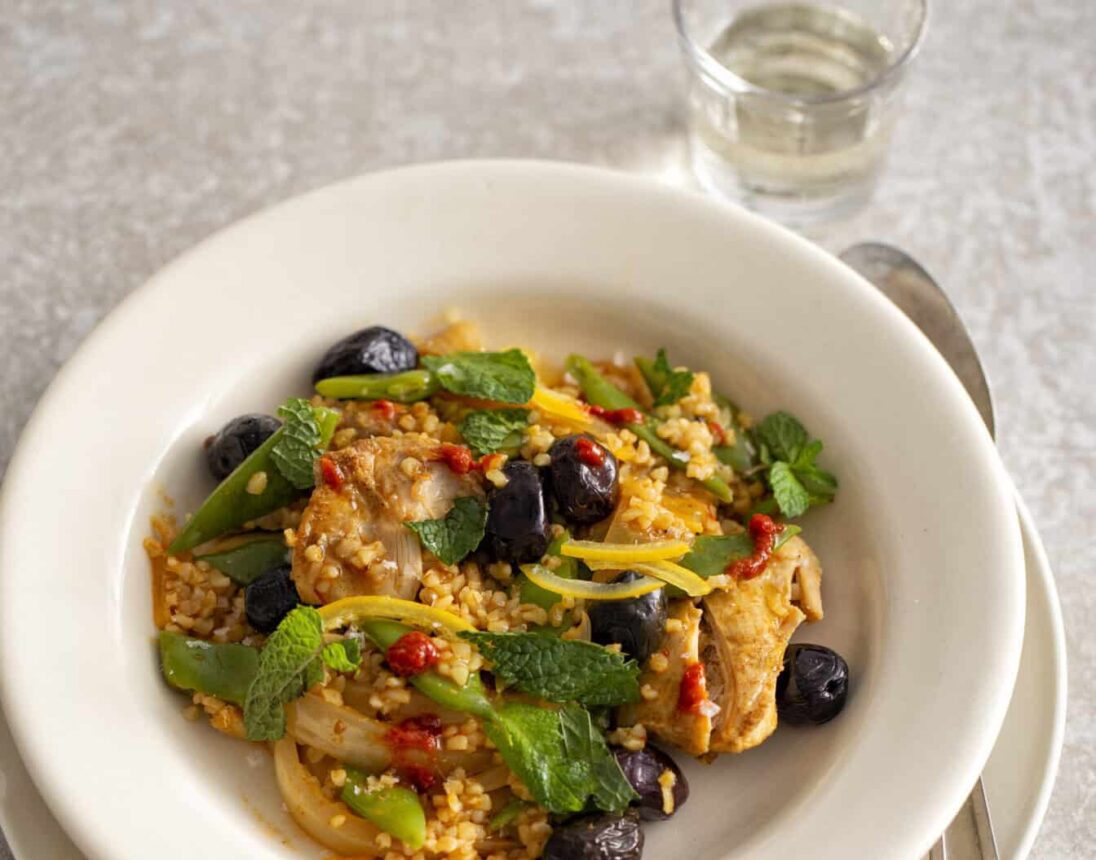 Bulgur met kip, ingemaakte citroen, harissa en olijven