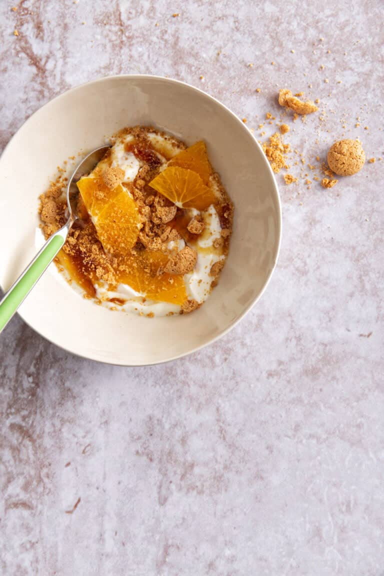 Sinaasappelyoghurt met bitterkoekjes
