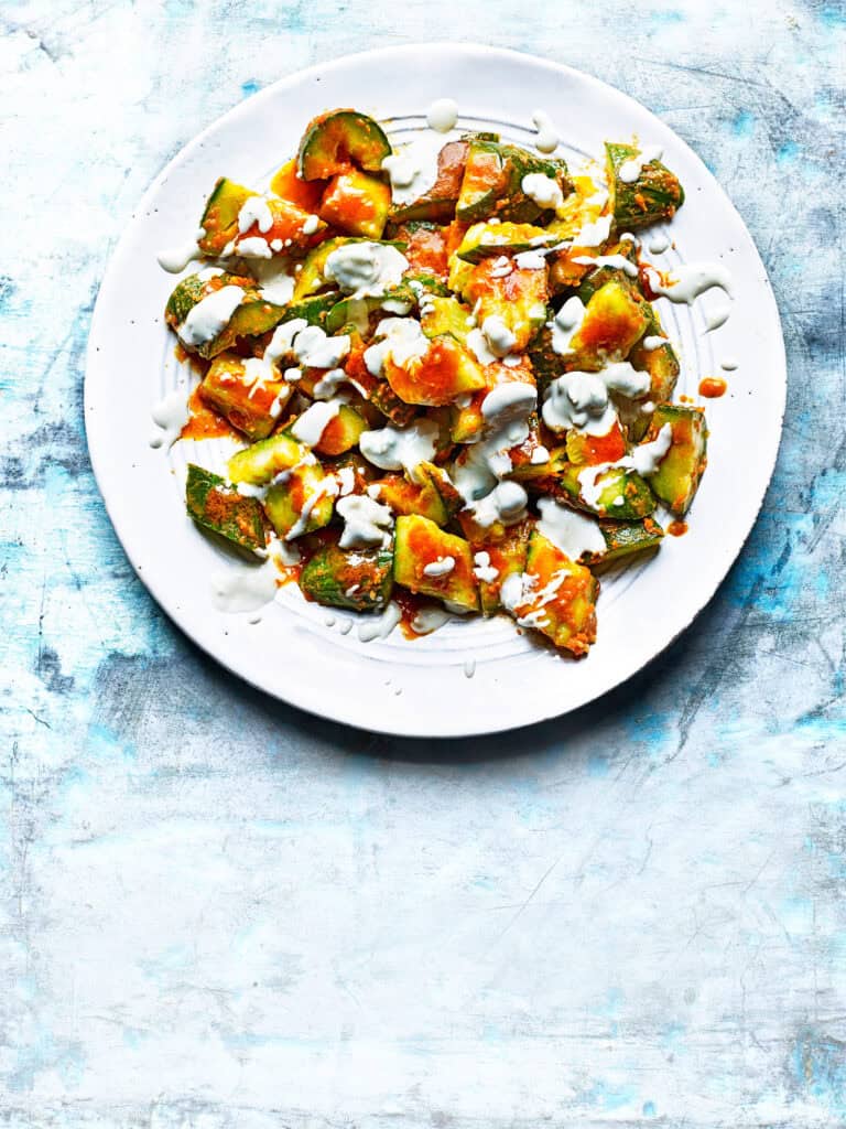 Gekneusde komkommers in spicy saus