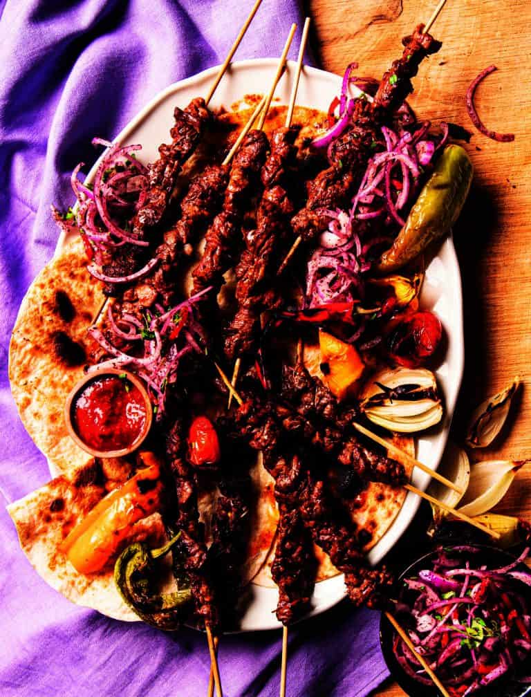 Çöp şiş (lamsspiesjes met uiensalade)