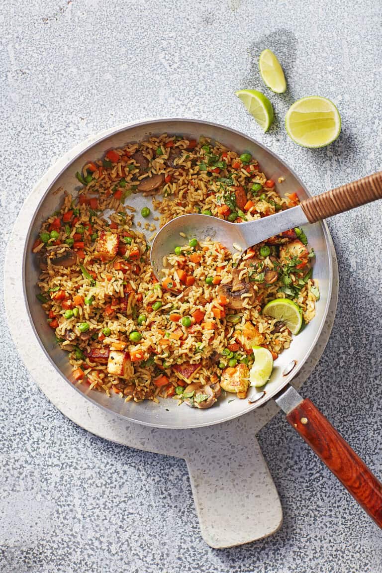 Fried rice met paneer, wortel en erwten