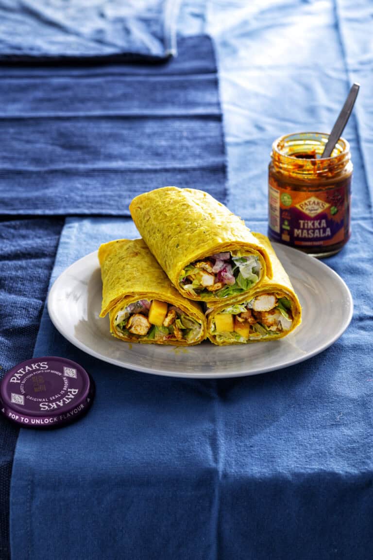 Chapati-wrap met kip tikka masala, salade en zoetzure rode ui