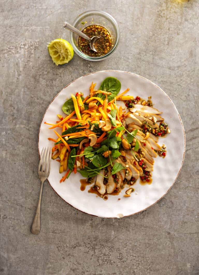 Salade met gestoomde sojakip en mango