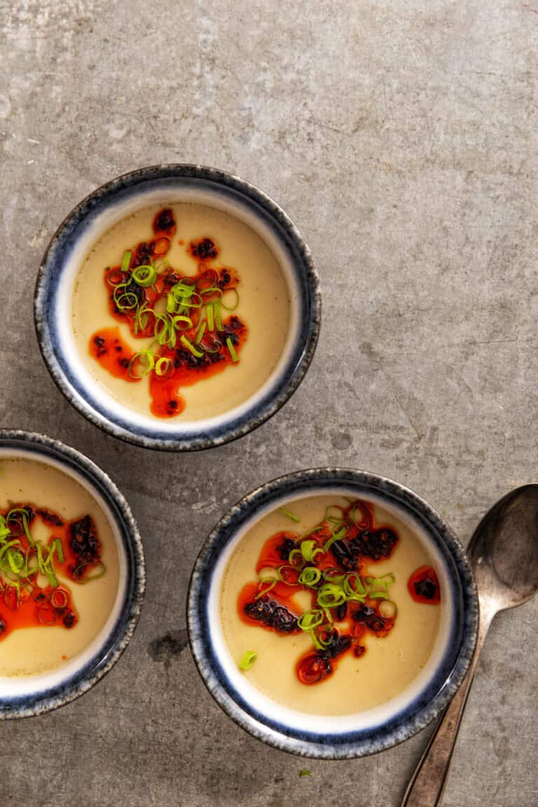 Gestoomde eiercustard met paddenstoelen en crispy chiliolie