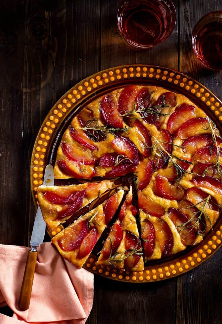 Pruimen-tarte tatin met rozemarijn