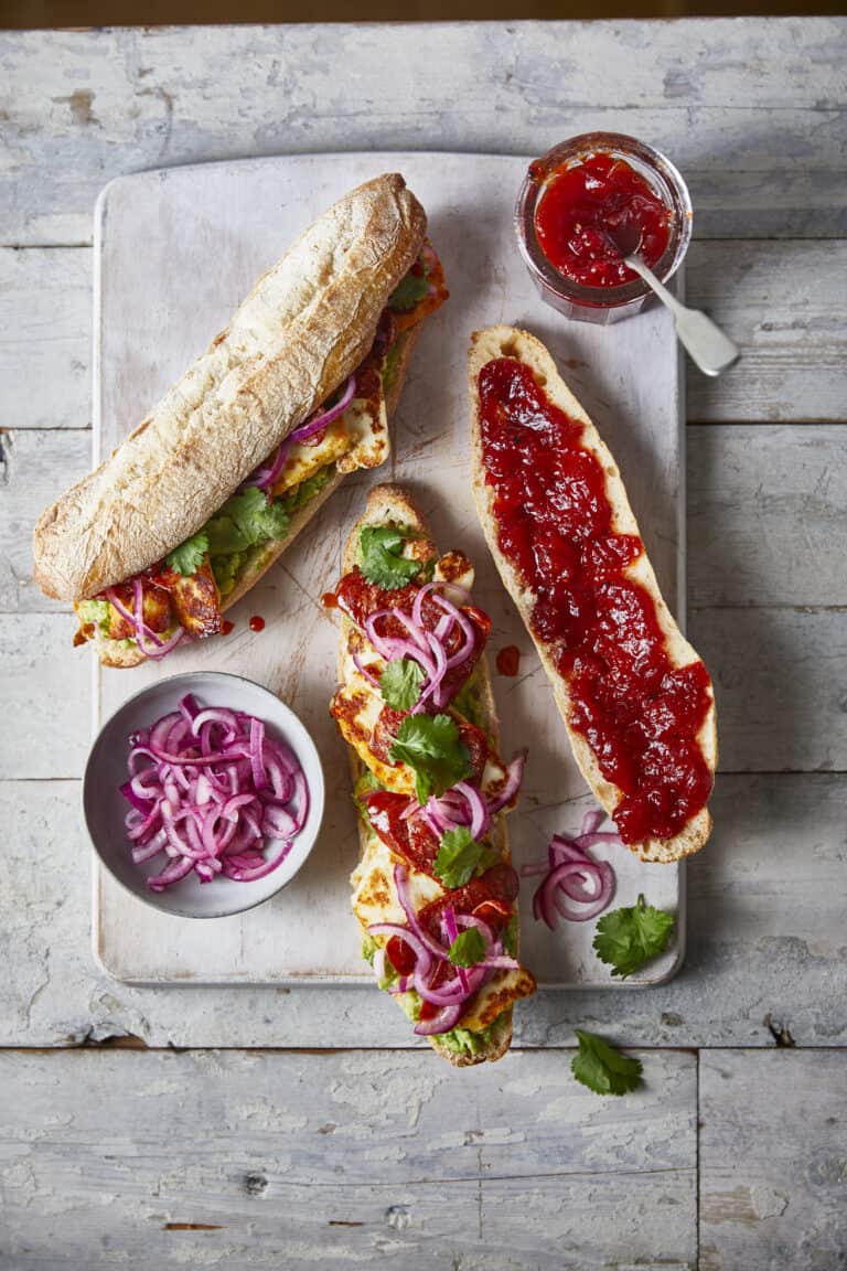 Stokbrood gevuld met chorizo, halloumi en tomatenjam