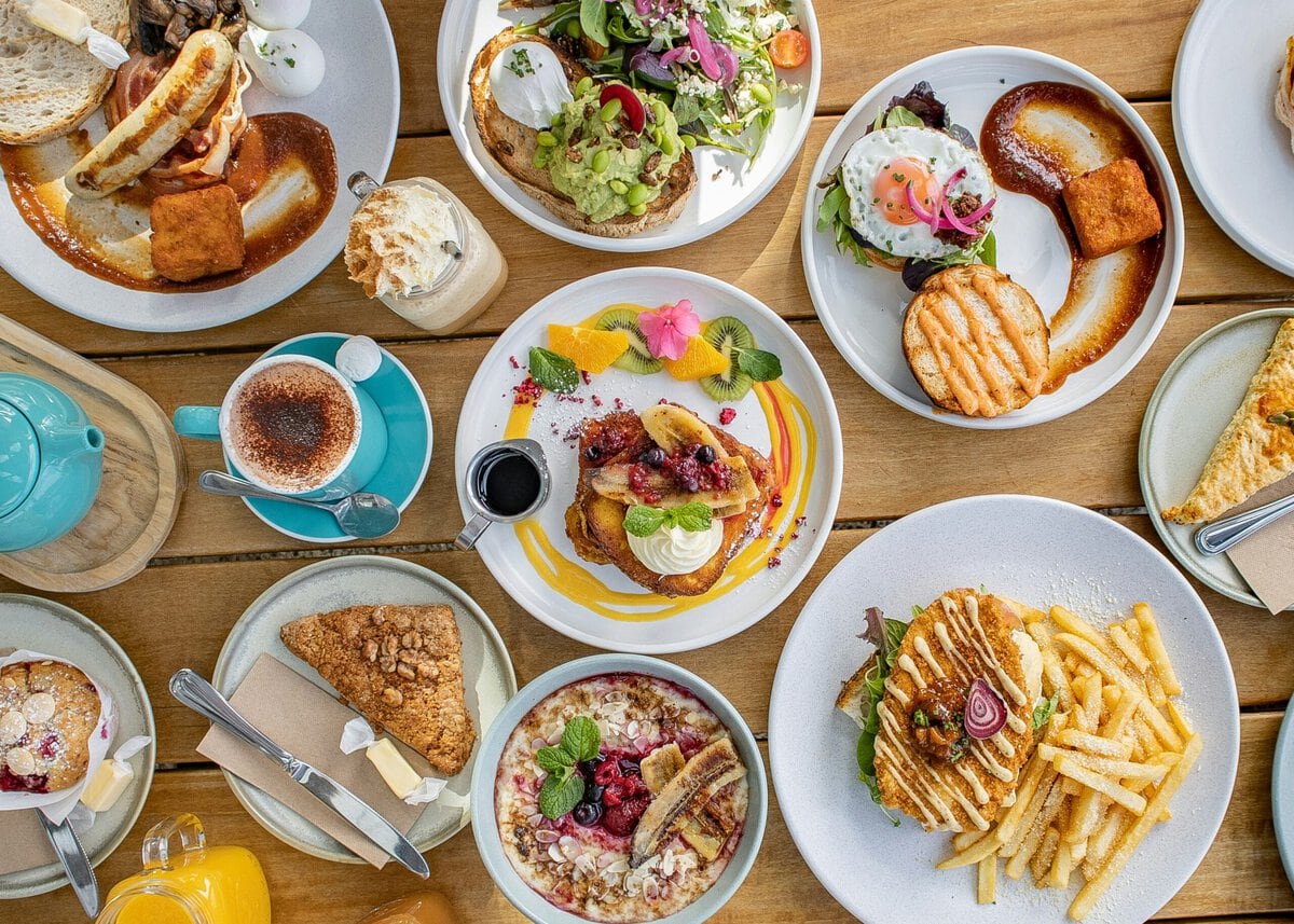 Tafel gevuld met eten in Nieuw-Zeeland