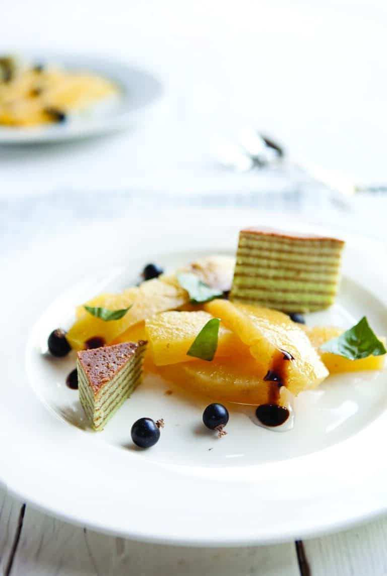 Spekkoek met ananas, blauwe bessen en balsamico