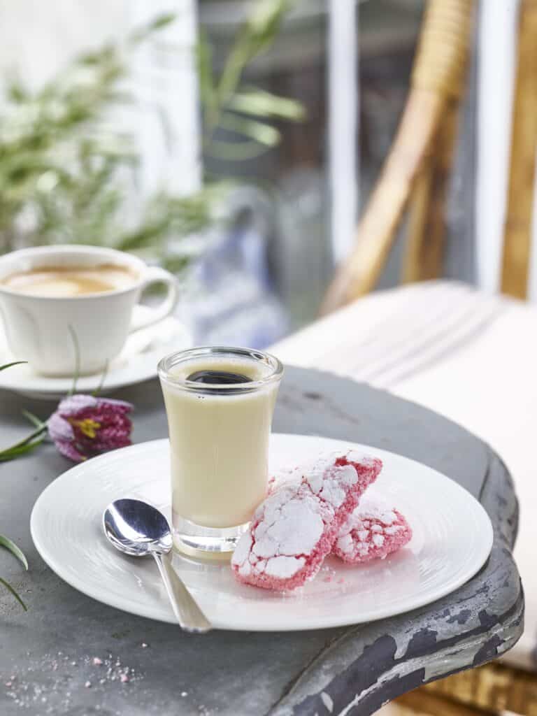Pannacotta in een glaasje met balsamico