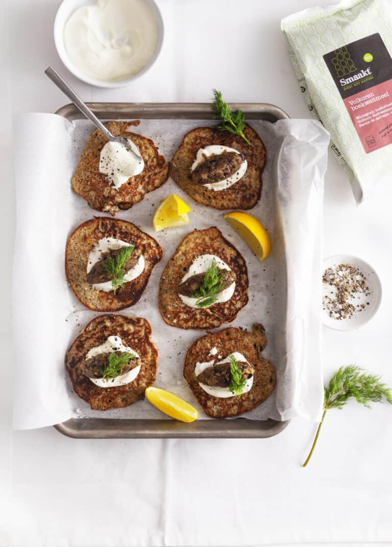 Blini's van boekweitmeel met aubergine-olijventapenade