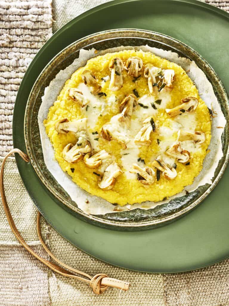 Polentapizza met blauwe kaas, paddenstoelen en salie