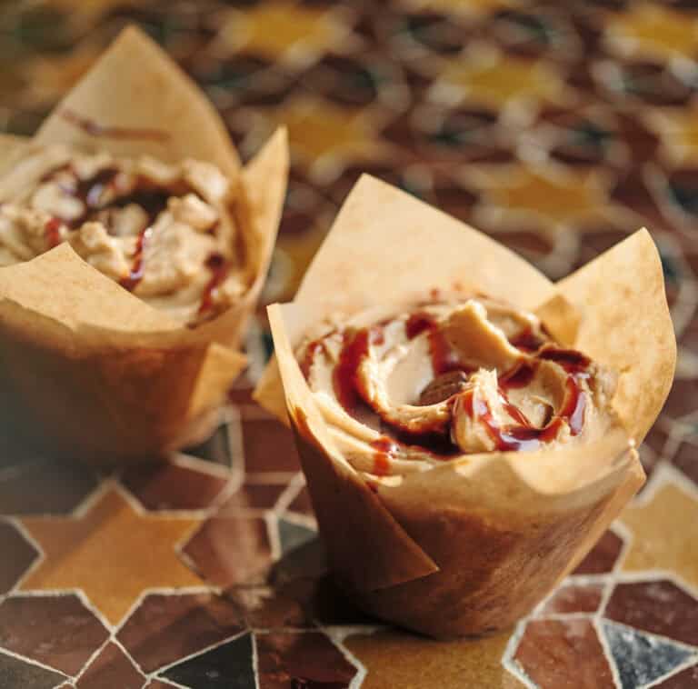 Walnotenmuffins met koffie en kardemom
