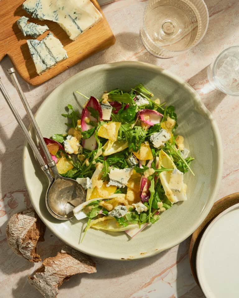 Salade met witlof, roodlof, Gorgonzola en sinaasappeldressing