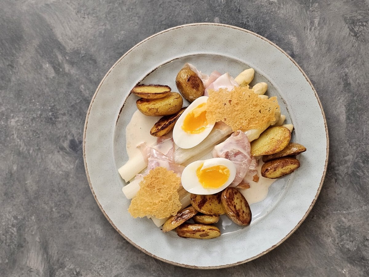 Witte-asperges-met-hazelnootsaus-ham-ei-en-krieltjes WMF