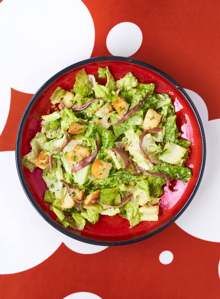 Klassieke caesar salade met ansjovis