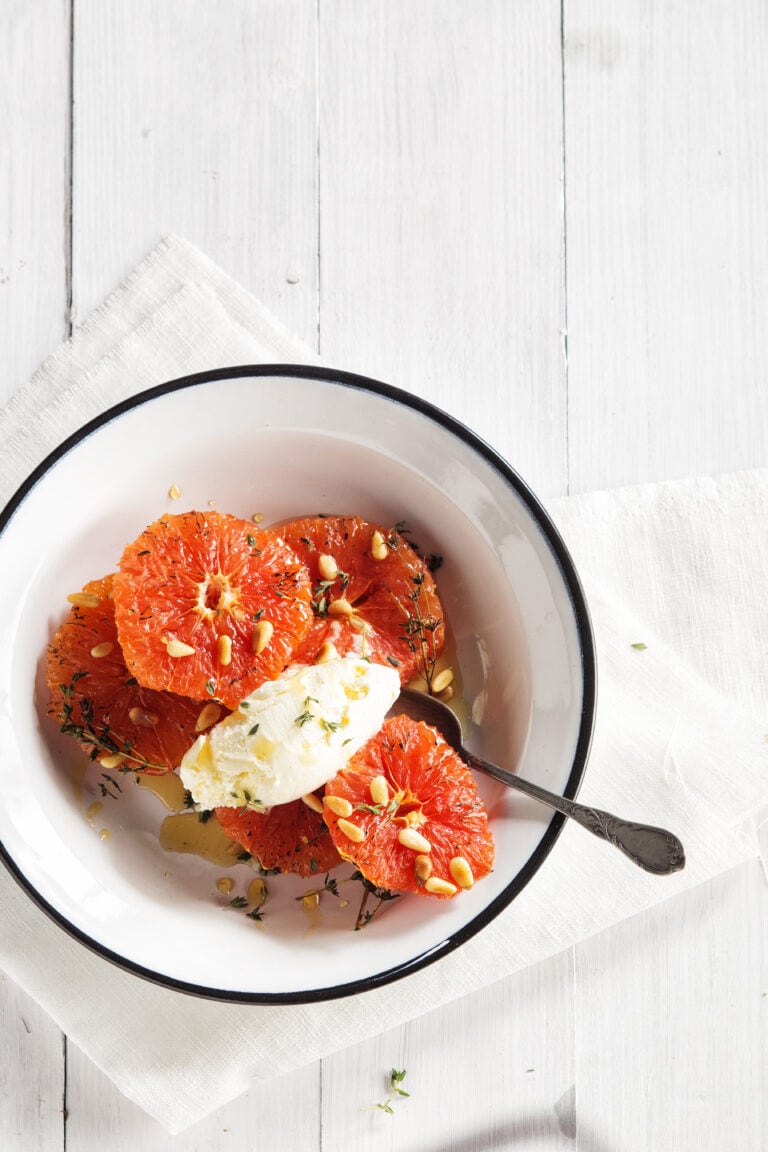 Geroosterde grapefruit met tijm en pijnboompitten