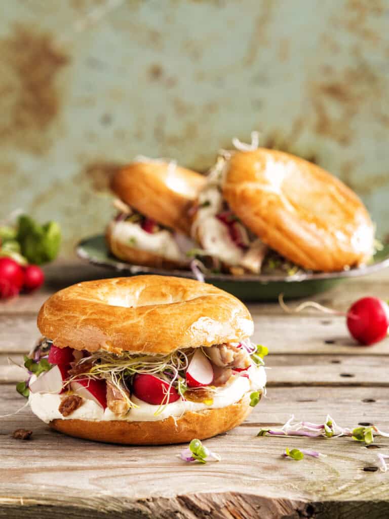 Bagel met roomkaas en sardines