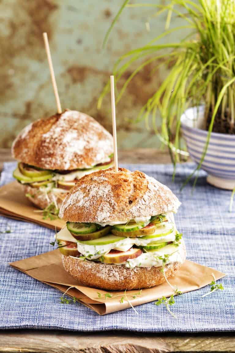 Zuurdesem met appel, manchego en bieslook