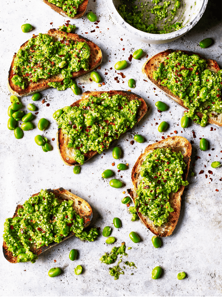 Tuinbonenspread op zuurdesemtoast