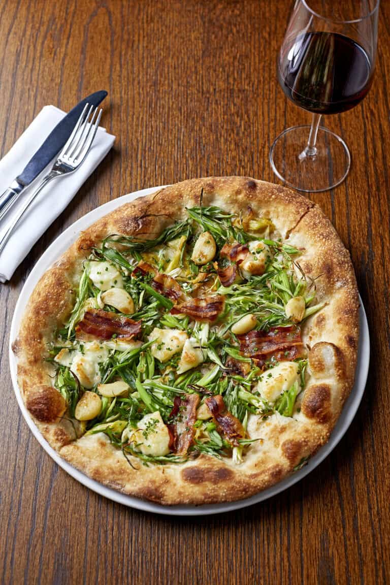 Pizza met geitenkaas, prei en pancetta