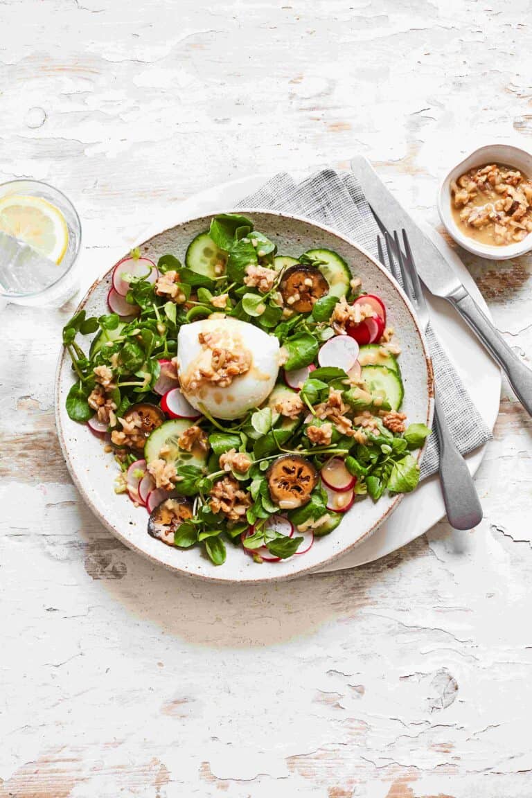 Waterkerssalade met burrata en geroosterde-walnotendressing