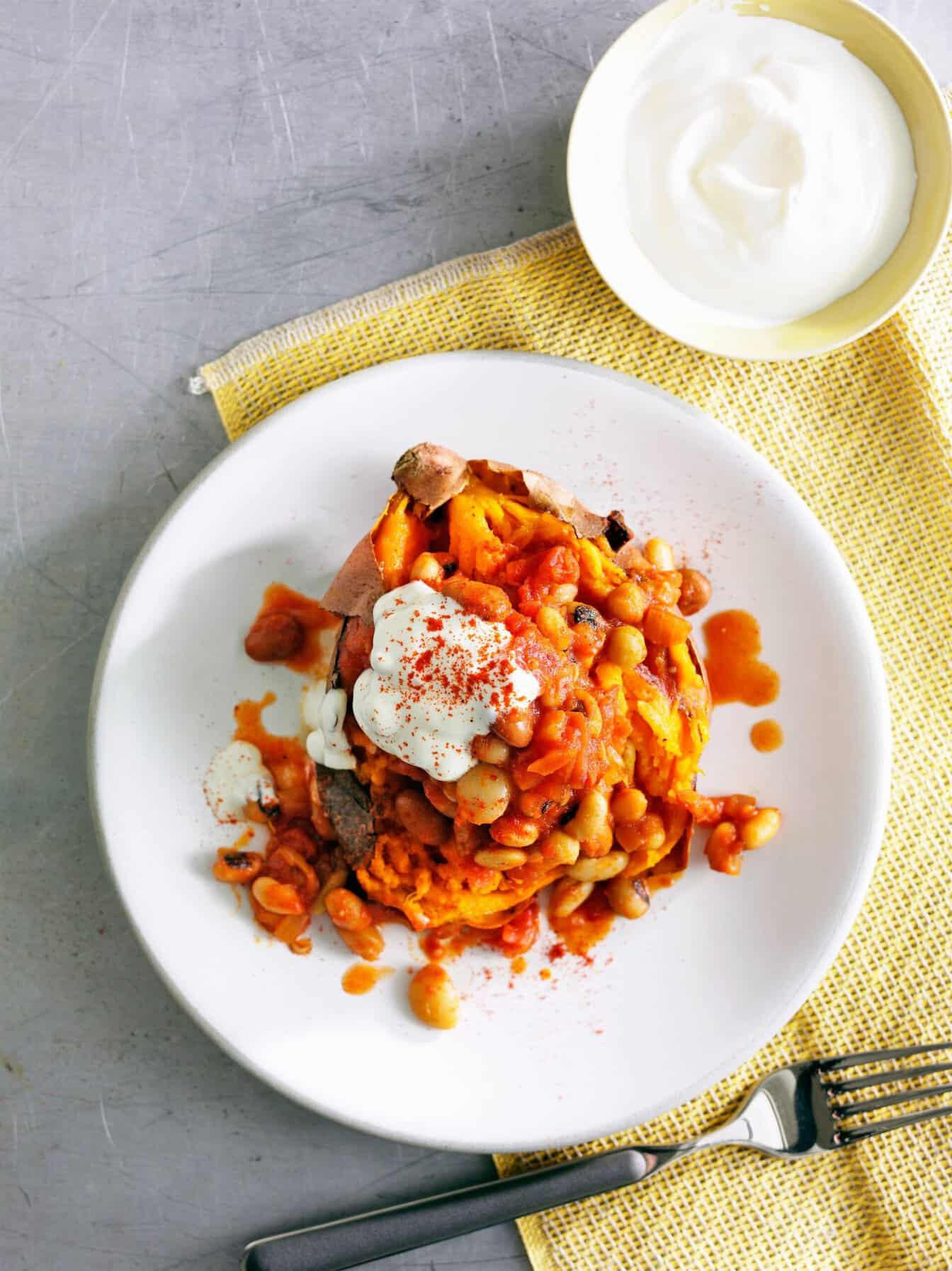 Gepofte zoete aardappel met bonen