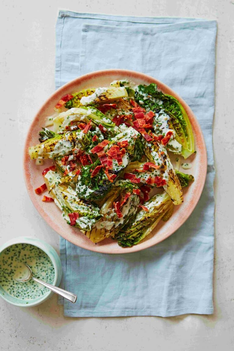 Gegrilde sla met ranchdressing en bacon
