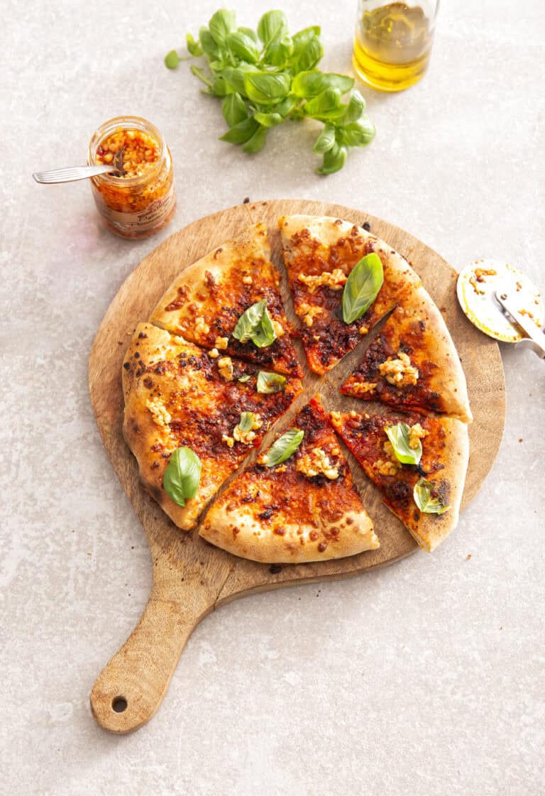 Pizza bianca met ‘nduja, provolone en knoflook-chili-olie
