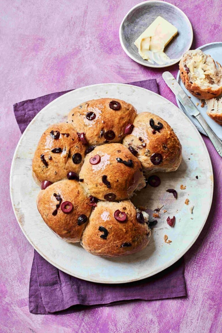 Breekbrood met knoflook en zwarte olijven