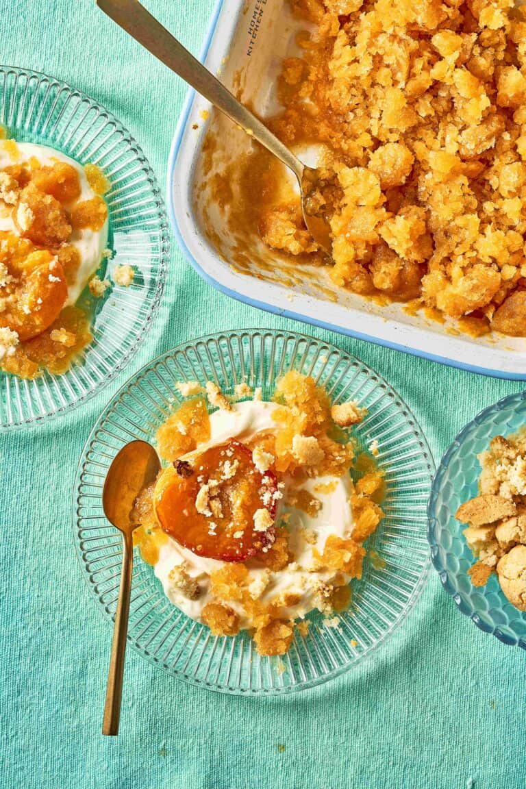 Gebakken perziken, kamillegranita en geplette amaretti