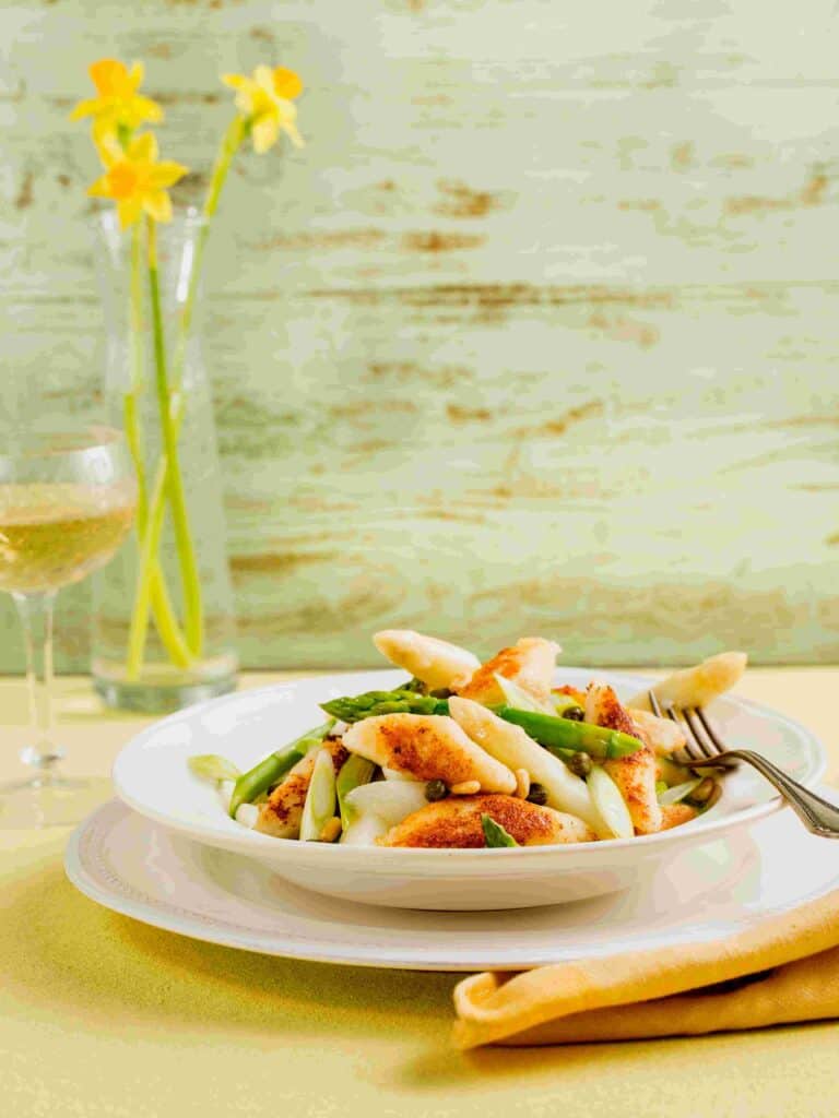 Ricottagnocchi met witte en groene asperges