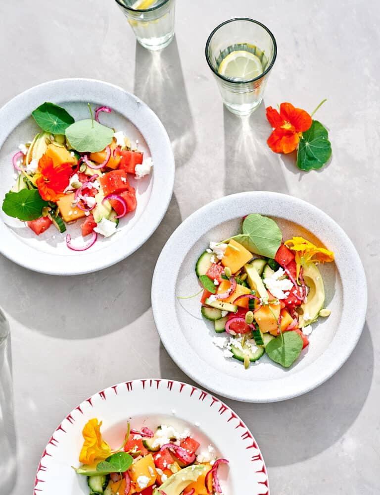 Hittegolfsalade met meloen, komkommer, avocado, feta en sumak-ui
